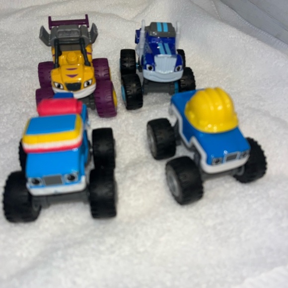 Blaze and The Monster Machines Viacom Mattel Cars 2014 Lot of 4 Vehicles - Picture 2 of 9